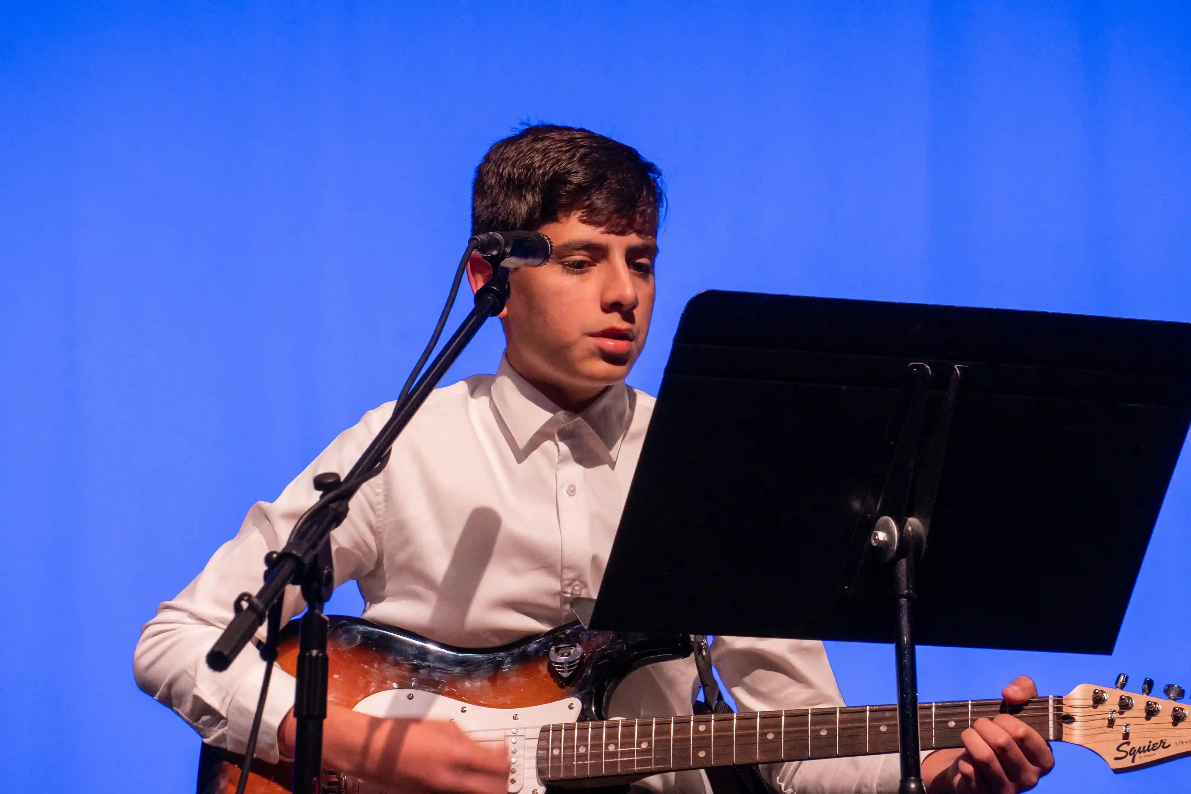 An musician playing the guitar
